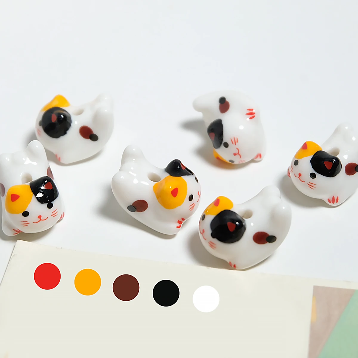 Ceramiczne koraliki kot na szczęście - 4 sztuki, ręcznie malowane 7