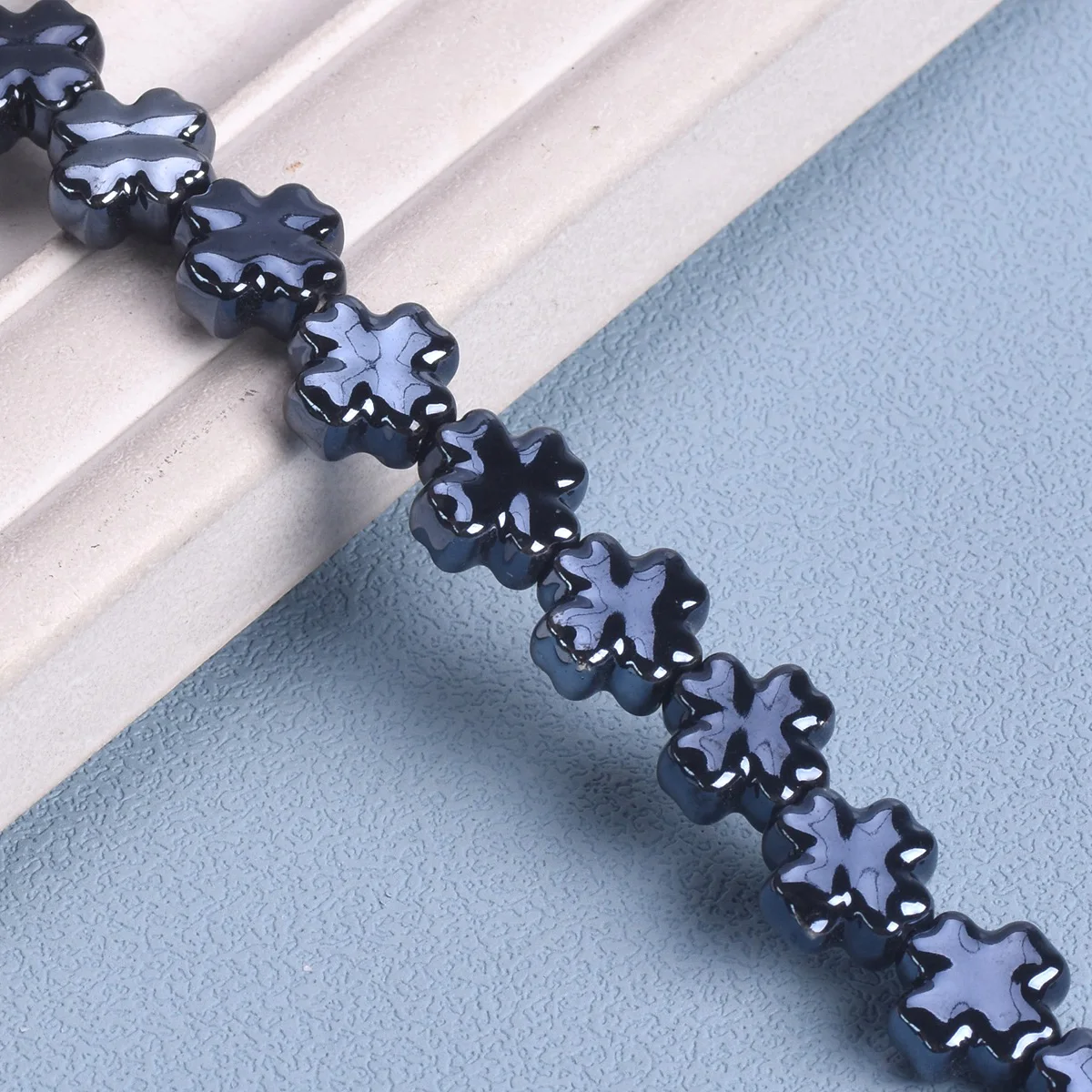 Ceramiczne koraliki krzyżyki z kwiatowym wzorem, 12 mm Czarny