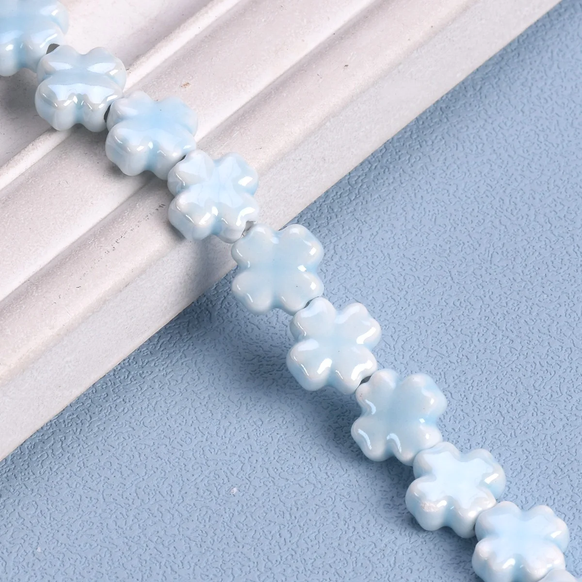Ceramiczne koraliki krzyżyki z kwiatowym wzorem, 12 mm Różowy