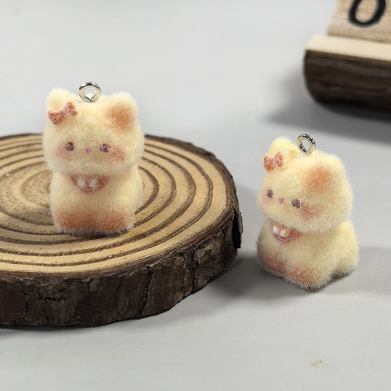 Charmsy z kotami 3D – zestaw 6 zawieszek flokowanych z kokardką Antyczne pozłacane