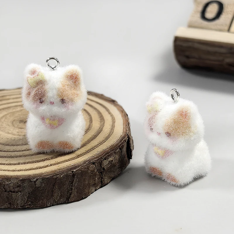 Charmsy z kotami 3D – zestaw 6 zawieszek flokowanych z kokardką Kolor różowego złota