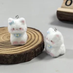 Charmsy z kotami 3D – zestaw 6 zawieszek flokowanych z kokardką Posrebrzane