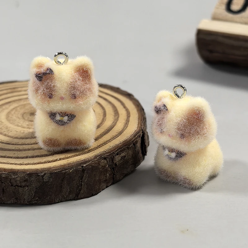 Charmsy z kotami 3D – zestaw 6 zawieszek flokowanych z kokardką Złoto szampańskie