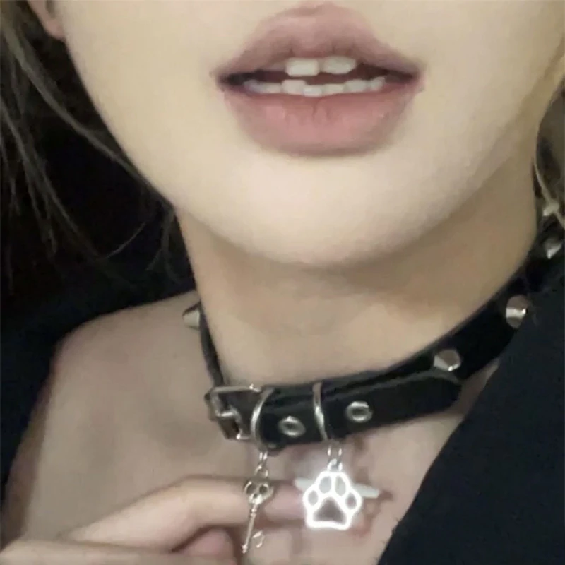 Choker z kocim pazurem i czaszką - styl punk Kolor jasnożółtego złota