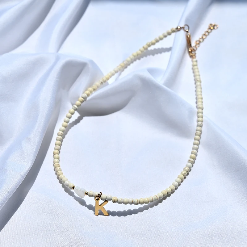 Choker z kolorowych koralików z literką i serduszkiem — styl boho Ky0812 biały