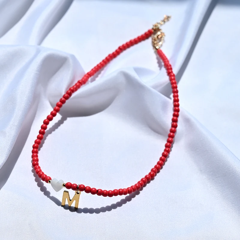 Choker z kolorowych koralików z literką i serduszkiem — styl boho Ky0812 czerwony