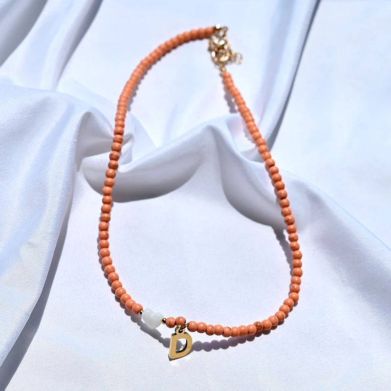 Choker z kolorowych koralików z literką i serduszkiem — styl boho Ky0812 pomarańczowy