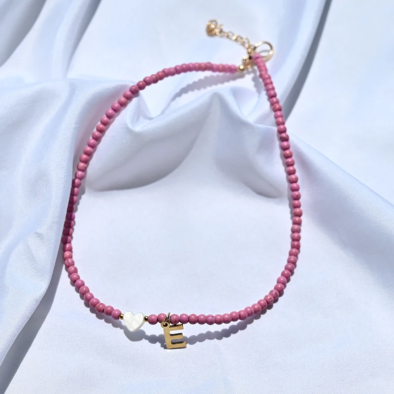 Choker z kolorowych koralików z literką i serduszkiem — styl boho Różowy