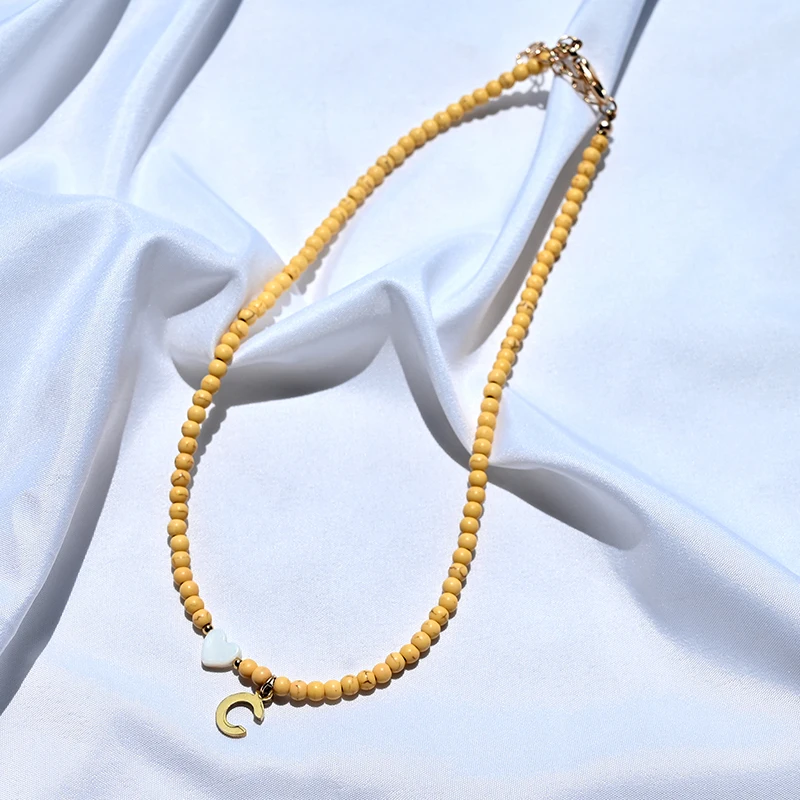 Choker z kolorowych koralików z literką i serduszkiem — styl boho Ky0812 żółty