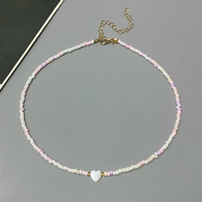 Choker z kolorowych koralików z sercem dla dziewczynki A