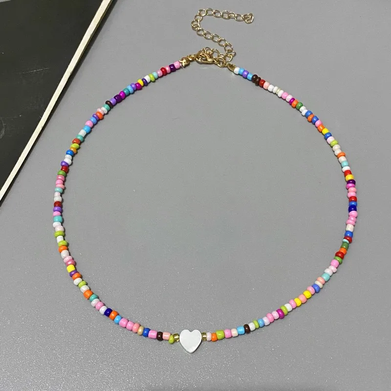 Choker z kolorowych koralików z sercem dla dziewczynki B