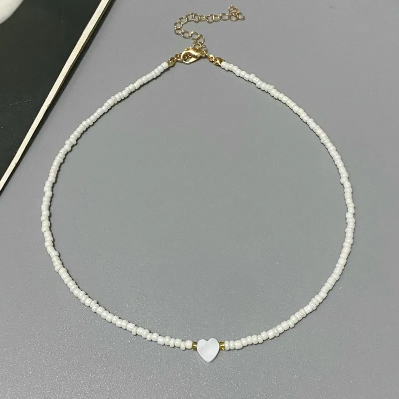 Choker z kolorowych koralików z sercem dla dziewczynki C