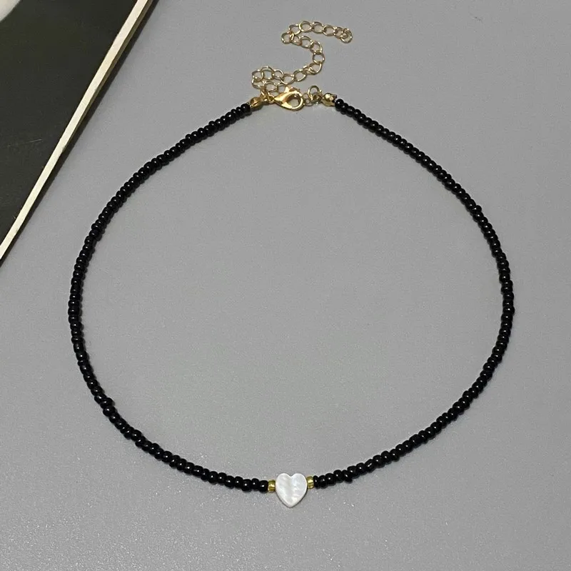 Choker z kolorowych koralików z sercem dla dziewczynki D