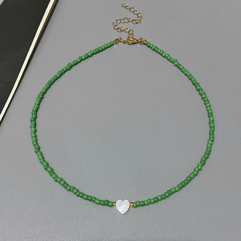 Choker z kolorowych koralików z sercem dla dziewczynki E