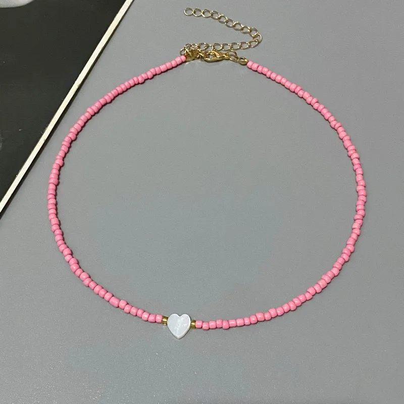 Choker z kolorowych koralików z sercem dla dziewczynki H