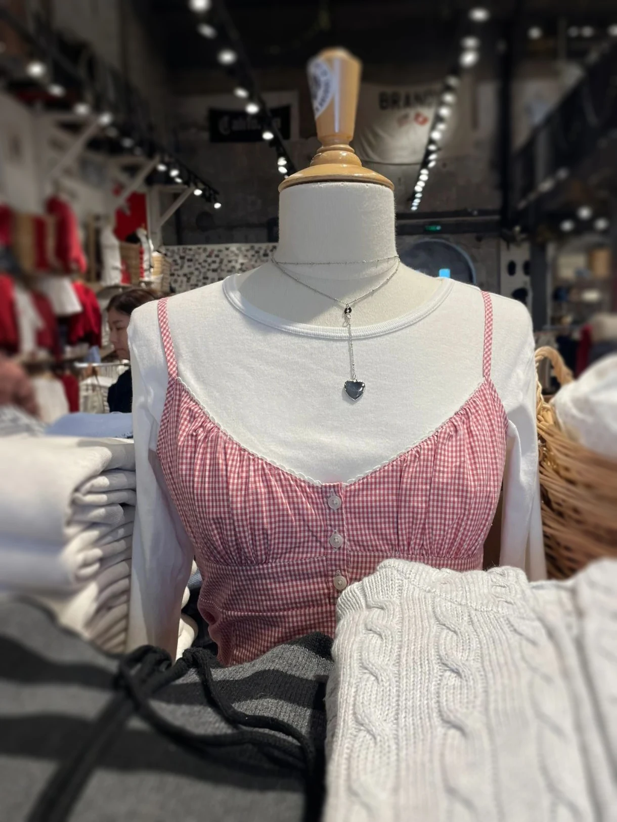 Crop top w kratę z koronkowym wykończeniem — letni top na ramiączkach damski Cyjan