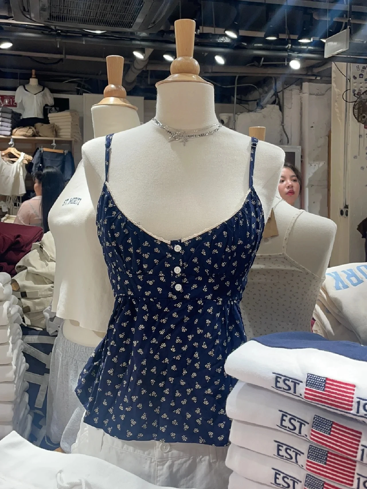 Crop top w kratę z koronkowym wykończeniem — letni top na ramiączkach damski Czekolada