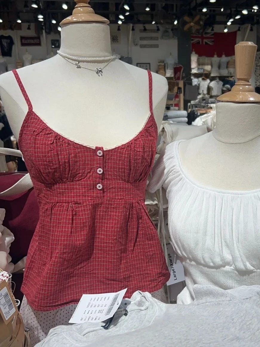 Crop top w kratę z koronkowym wykończeniem — letni top na ramiączkach damski Czerwony
