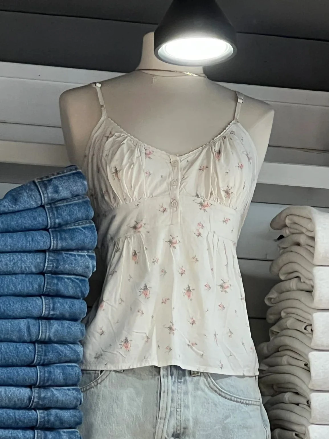 Crop top w kratę z koronkowym wykończeniem — letni top na ramiączkach damski Jasny brąz