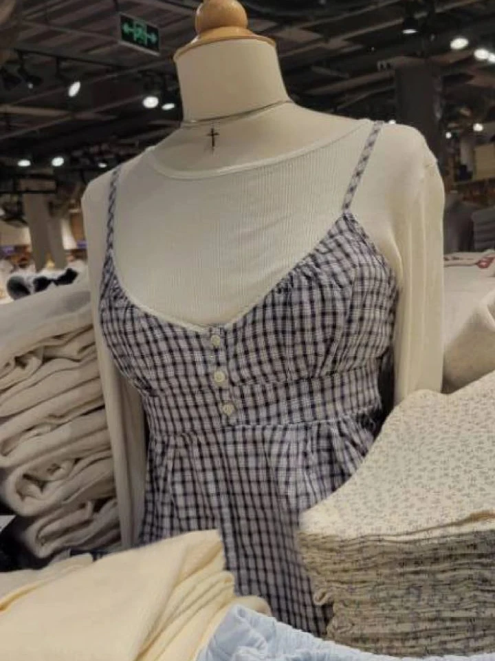 Crop top w kratę z koronkowym wykończeniem — letni top na ramiączkach damski Jasny fiolet