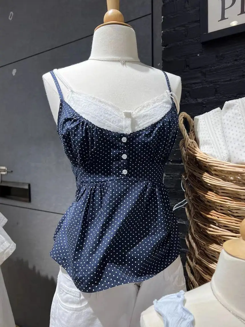 Crop top w kratę z koronkowym wykończeniem — letni top na ramiączkach damski Jasny niebieski