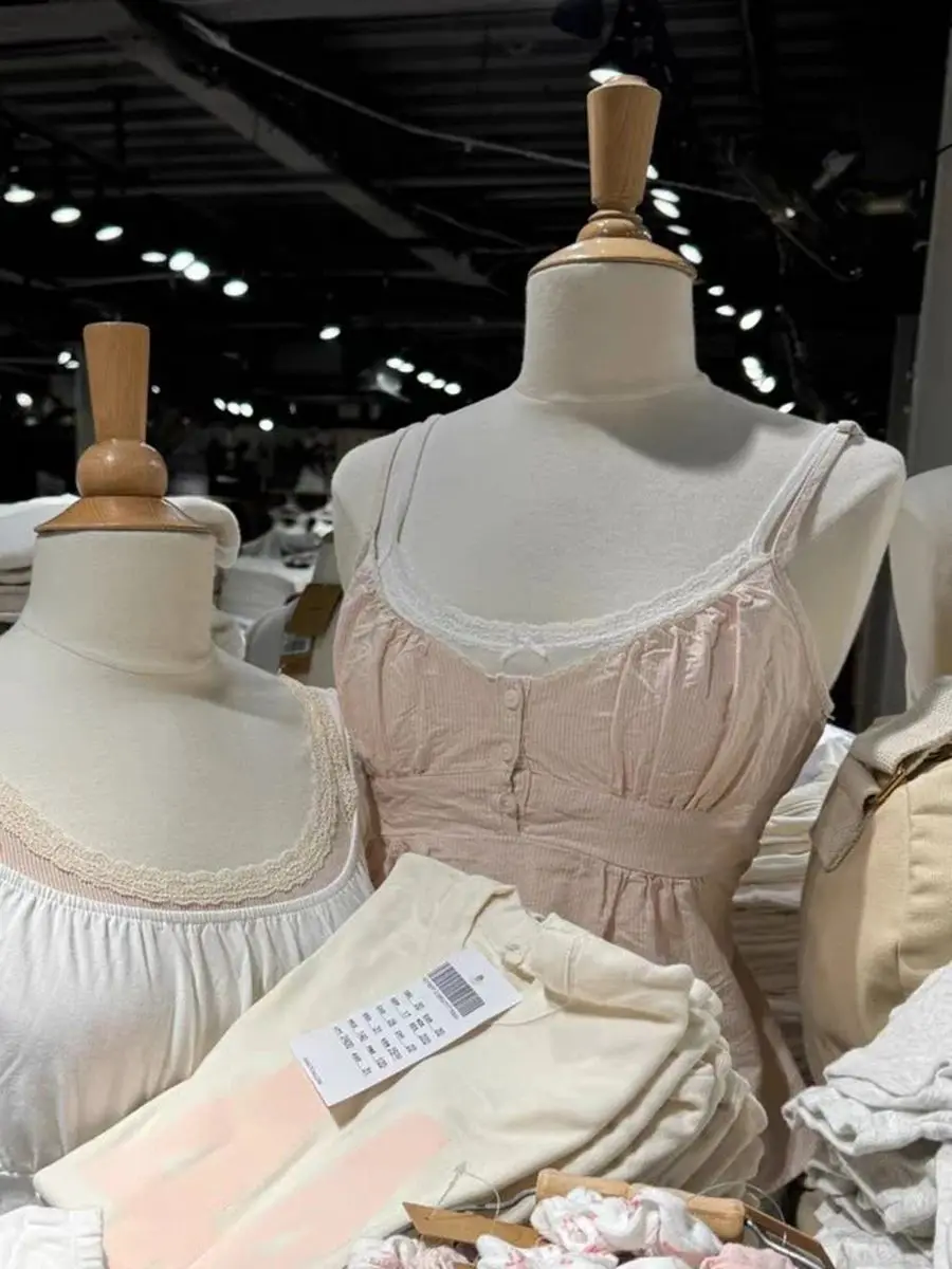 Crop top w kratę z koronkowym wykończeniem — letni top na ramiączkach damski Jasny żółty