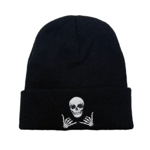 Zimowa czapka beanie z haftem czaszki Czarny