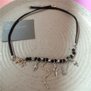 Czarny choker Y2K z zawieszką serce i gwiazda - biżuteria grunge 1
