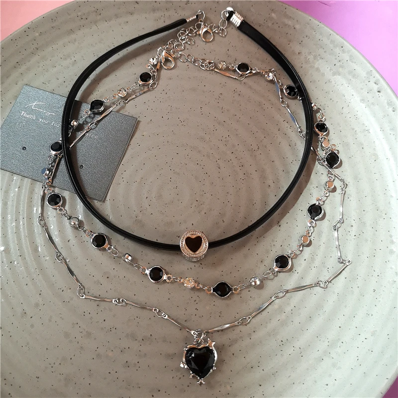 Czarny choker Y2K z zawieszką serce i gwiazda - biżuteria grunge 3
