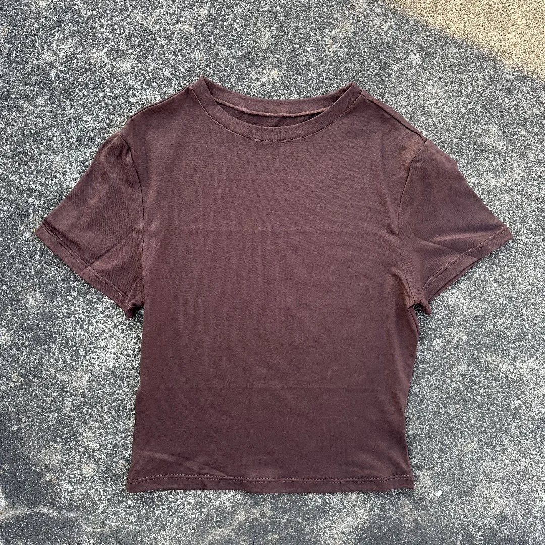 Damska koszulka do jogi z krótkim rękawem i odsłoniętym brzuchem Brownshort sleeves