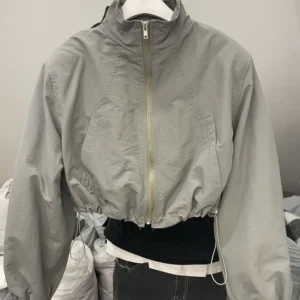Damska krótka kurtka wiatrówka oversize w stylu vintage Szary