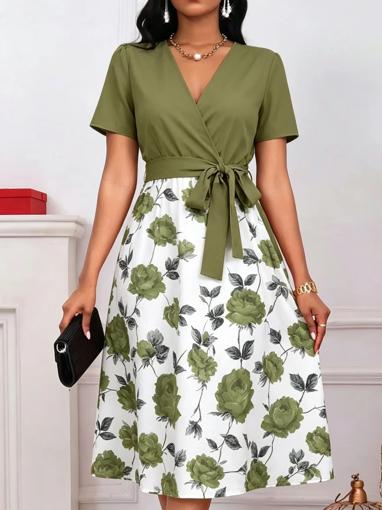 Damska sukienka midi w kwiaty z dekoltem V i wiązaniem Ciemnozielony