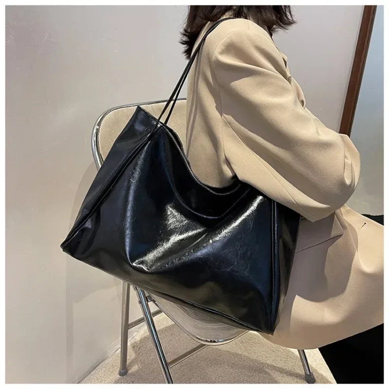 Damska torba na ramię z ekoskóry – pojemna torebka crossbody Czarny