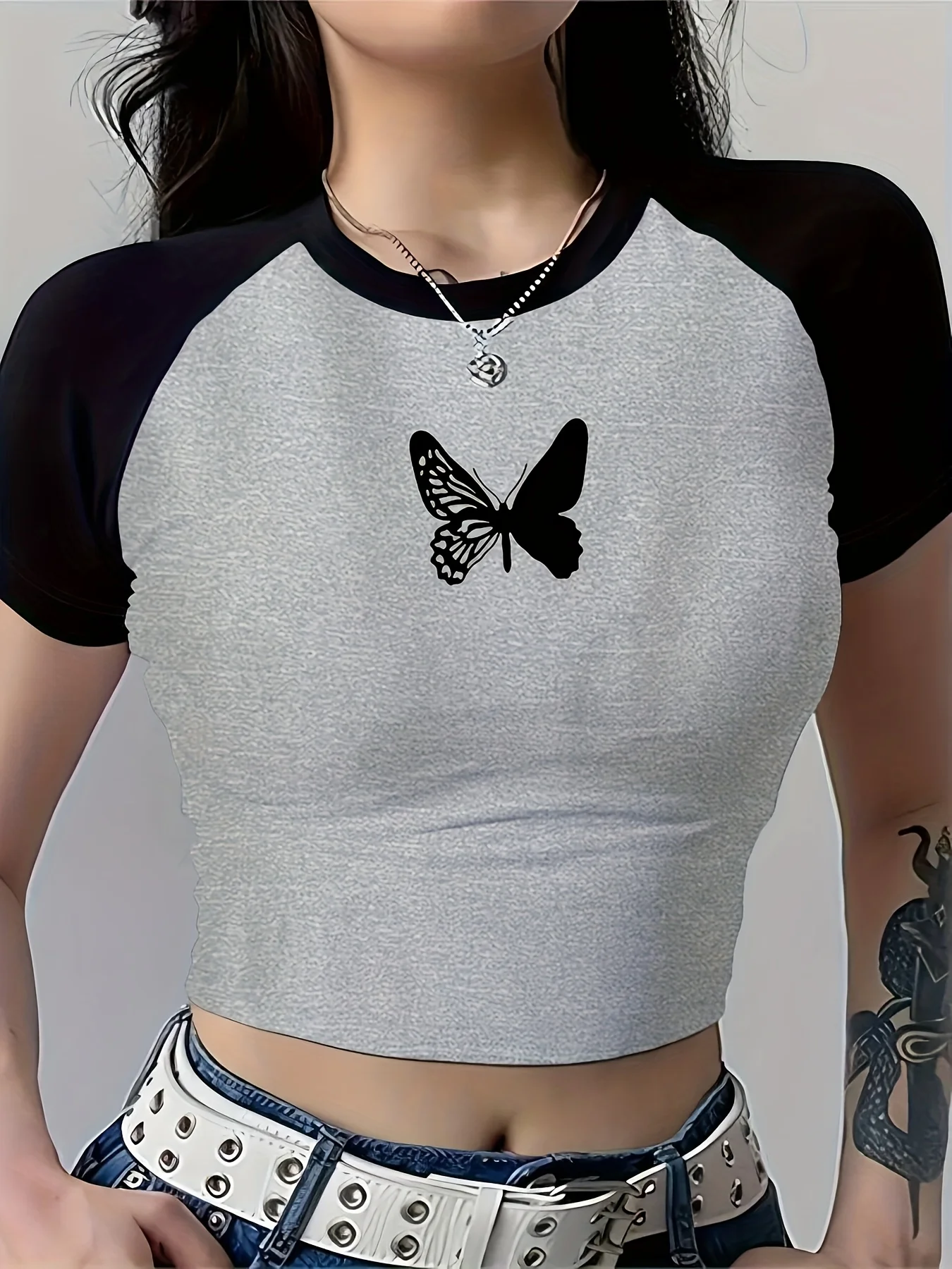 Damski crop top z nadrukiem motyla – krótki T-shirt w stylu Y2K 8.88 03954
