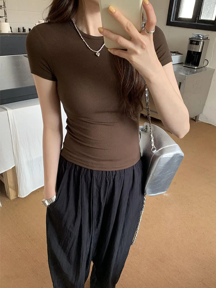 Damski dopasowany t-shirt crop top z krótkim rękawem Kawa