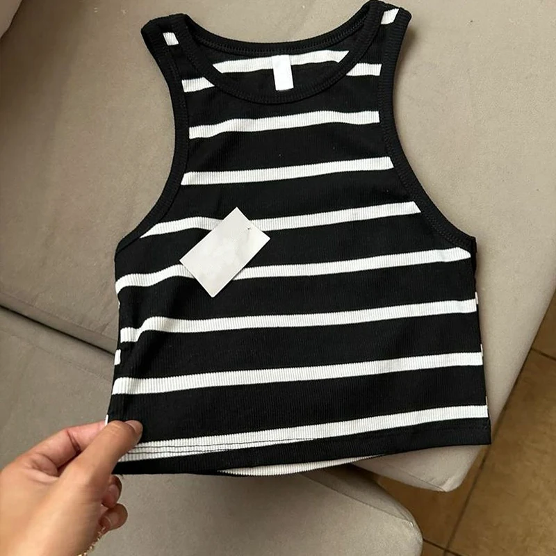 Damski crop top z napisem i krótkim rękawem Czarny
