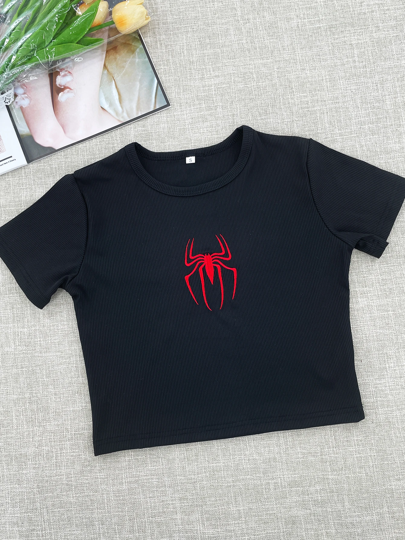 Damski crop top z napisem i krótkim rękawem Nz6059
