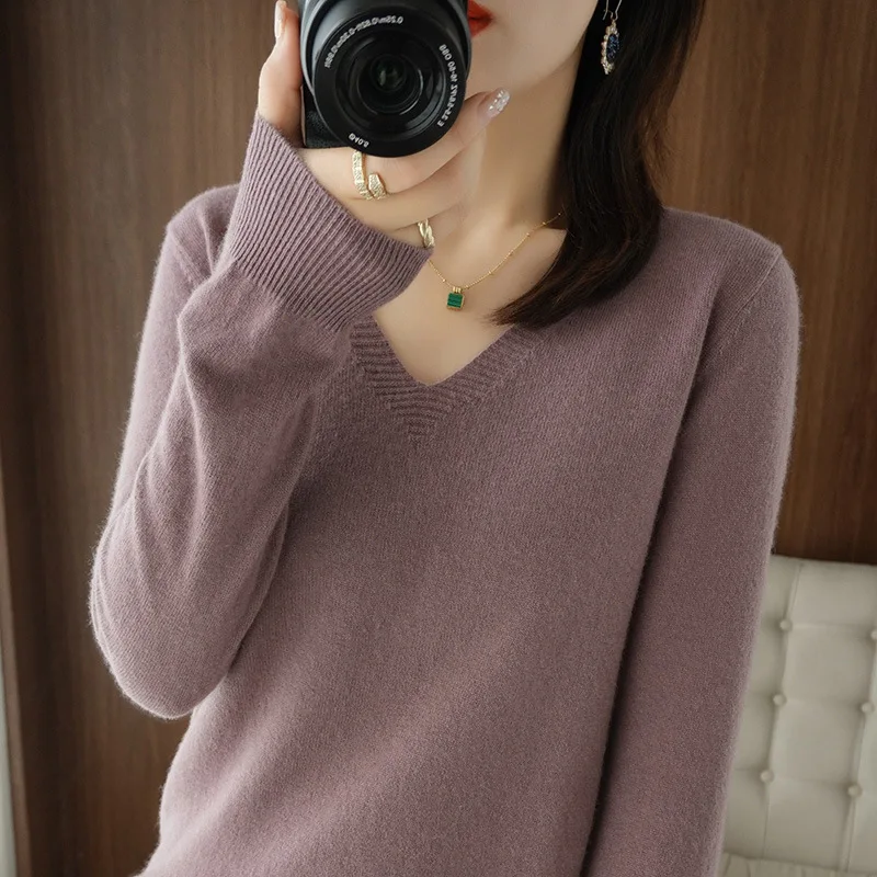 Damski dzianinowy sweter z dekoltem V slim fit Lawenda