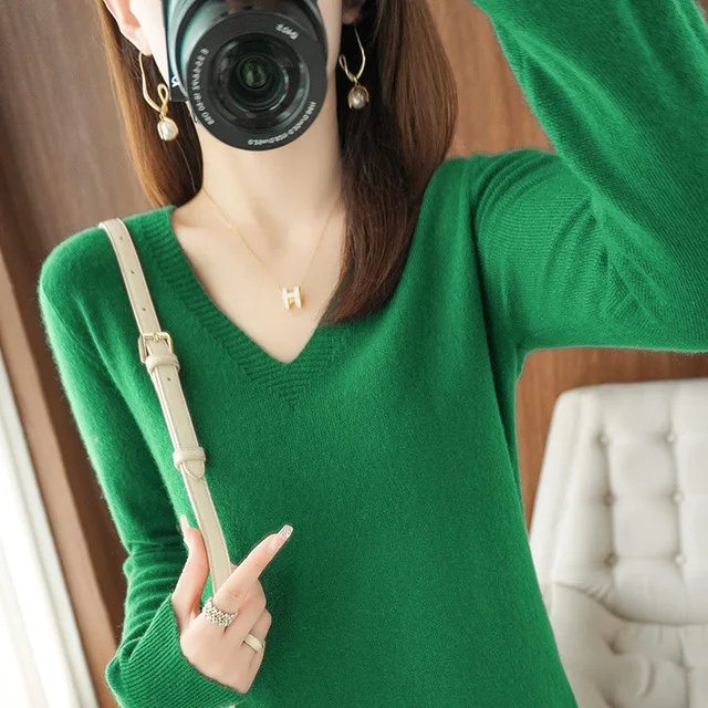 Damski dzianinowy sweter z dekoltem V slim fit Zielony