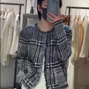 Damski sweter kardigan w pepitkę z frędzlami Czarny