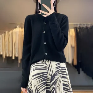 Damski sweter kardigan z wełny merino zapinany Czarny