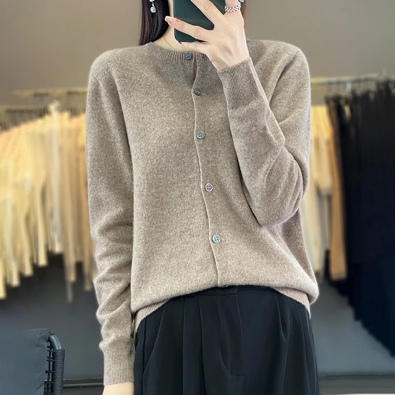 Damski sweter kardigan z wełny merino zapinany Głównik