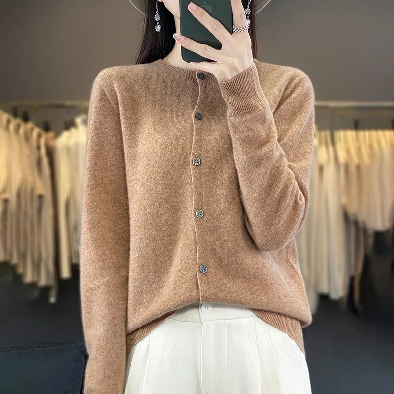 Damski sweter kardigan z wełny merino zapinany Złoty