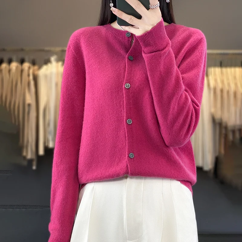 Damski sweter kardigan z wełny merino zapinany Malinowy