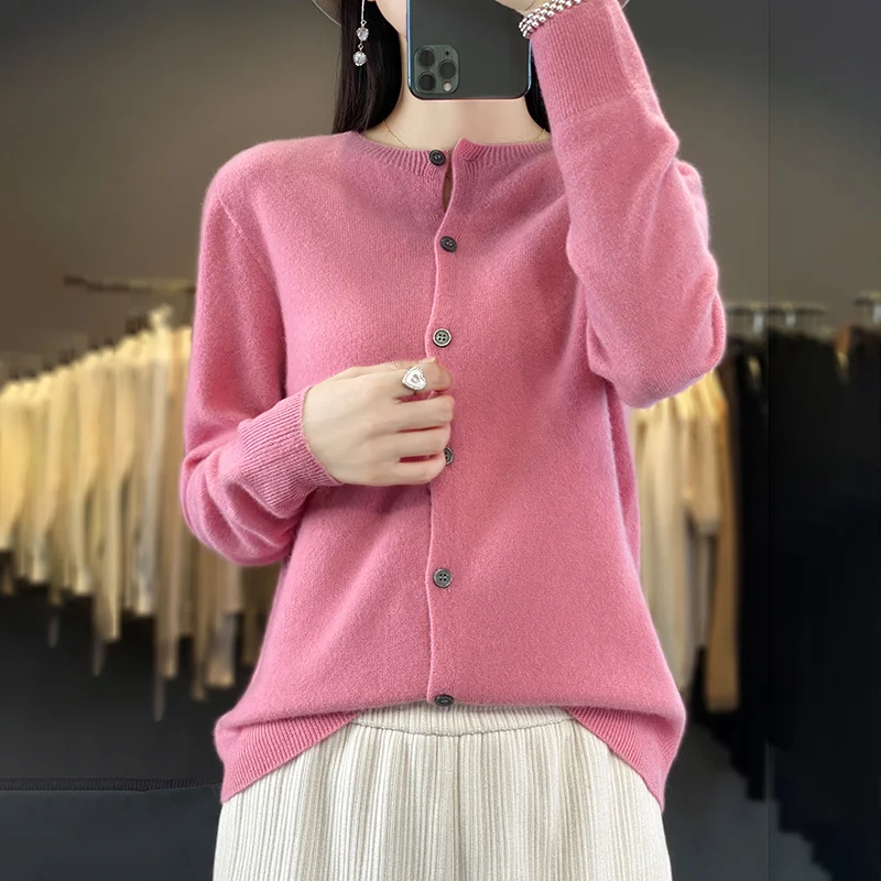 Damski sweter kardigan z wełny merino zapinany Różowy