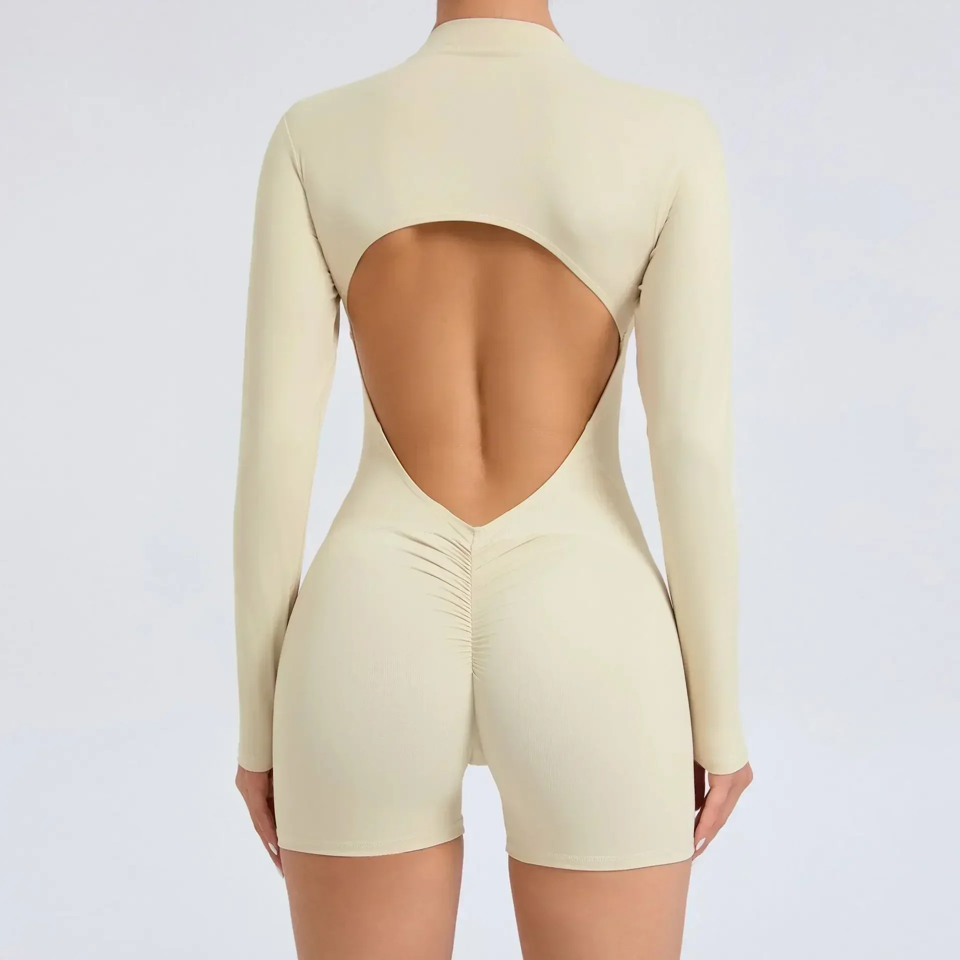 Damski kombinezon fitness z dekoltem na plecach i zamkiem Beige1