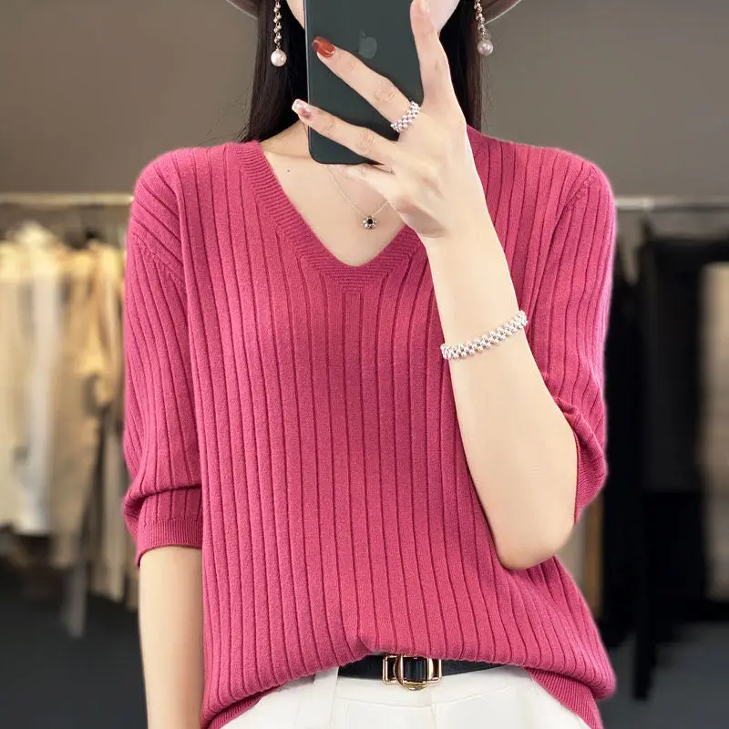 Elegancki damski sweter z dekoltem V i krótkim rękawem Róża czerwona