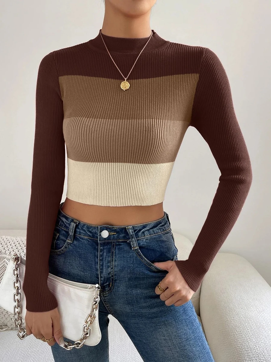 Damski sweter z golfem w kolorowe paski Kawowy