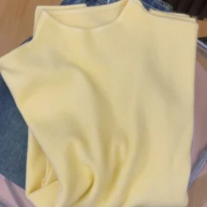 Damski sweter golf z długim rękawem w stylu vintage żółty