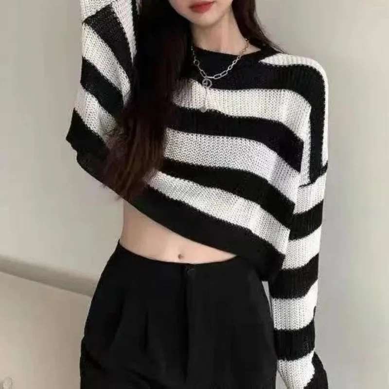 Damski sweter oversize w paski z dzianiny Biały